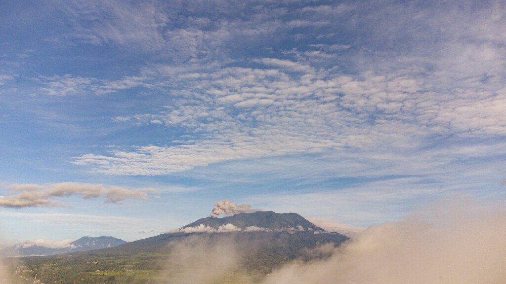 Iz vulkana Marapi u Indoneziji mjesecima se već dimi - 1