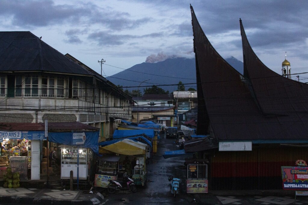 Iz vulkana Marapi u Indoneziji mjesecima se već dimi - 2