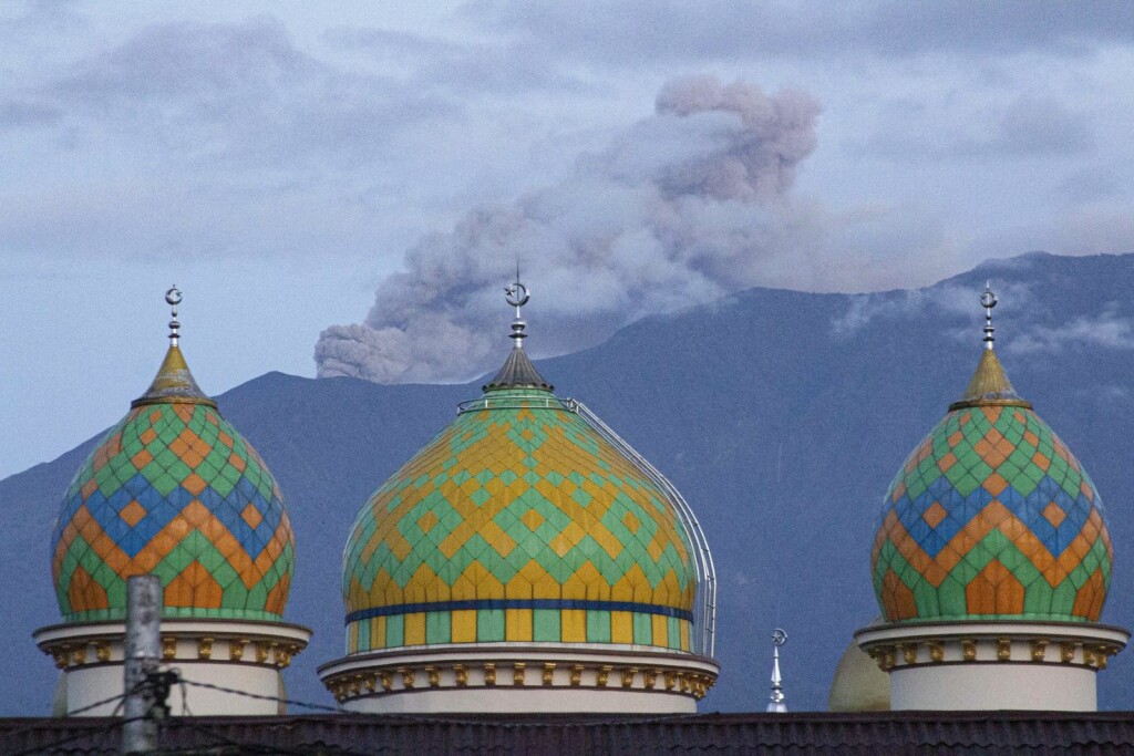 Iz vulkana Marapi u Indoneziji mjesecima se već dimi - 4