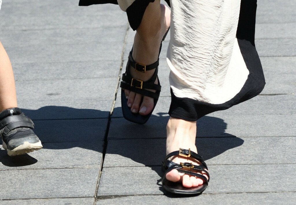 Trudnica iz centra Zagreba nosi elegantne crne natikače iz trgovine Massimo Dutti