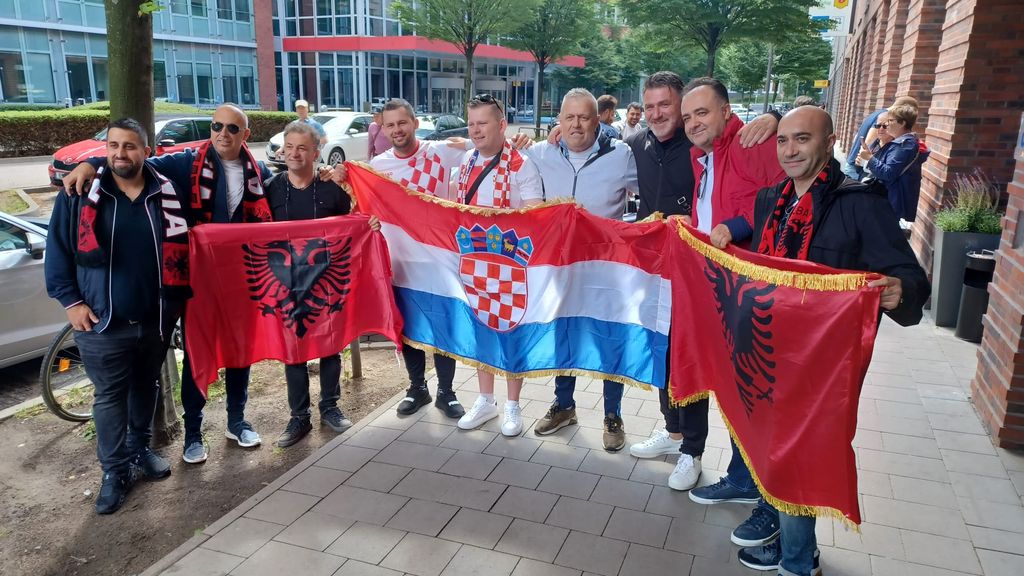 Hrvatski i albanski navijači