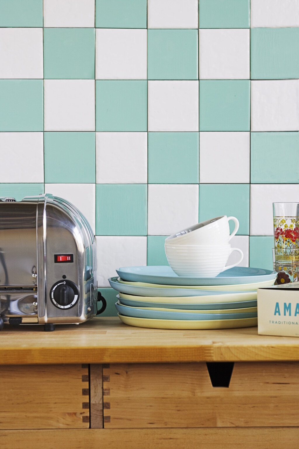 Tirkizni detalji sjajni su i na pločicama