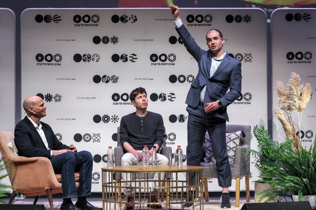 Ilya Sutskever (stoji pored Altmana)