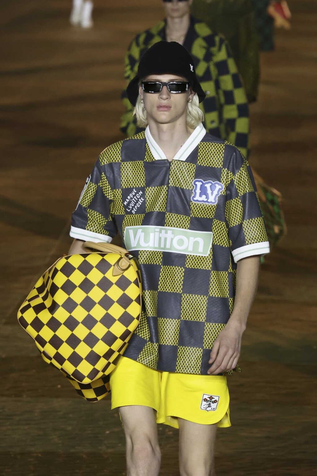 Louis Vuitton majica nadahnuta izgledom nogometnog dresa