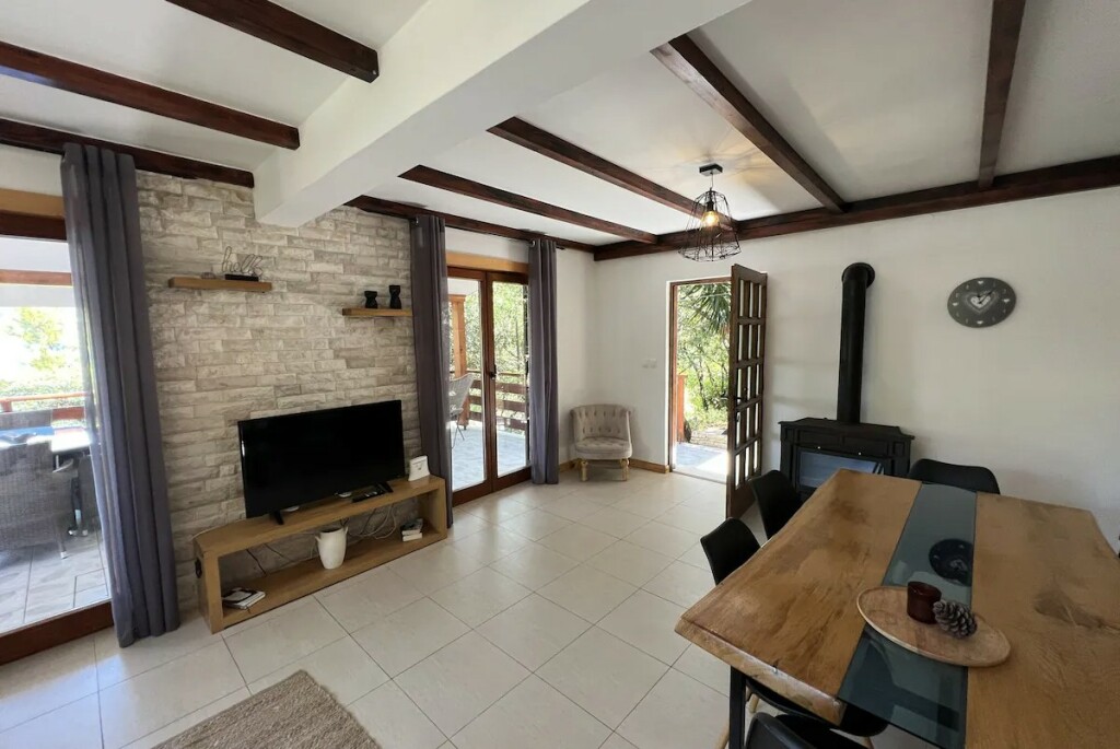 U produžetku dnevne sobe nalazi se i blagovaonski stol