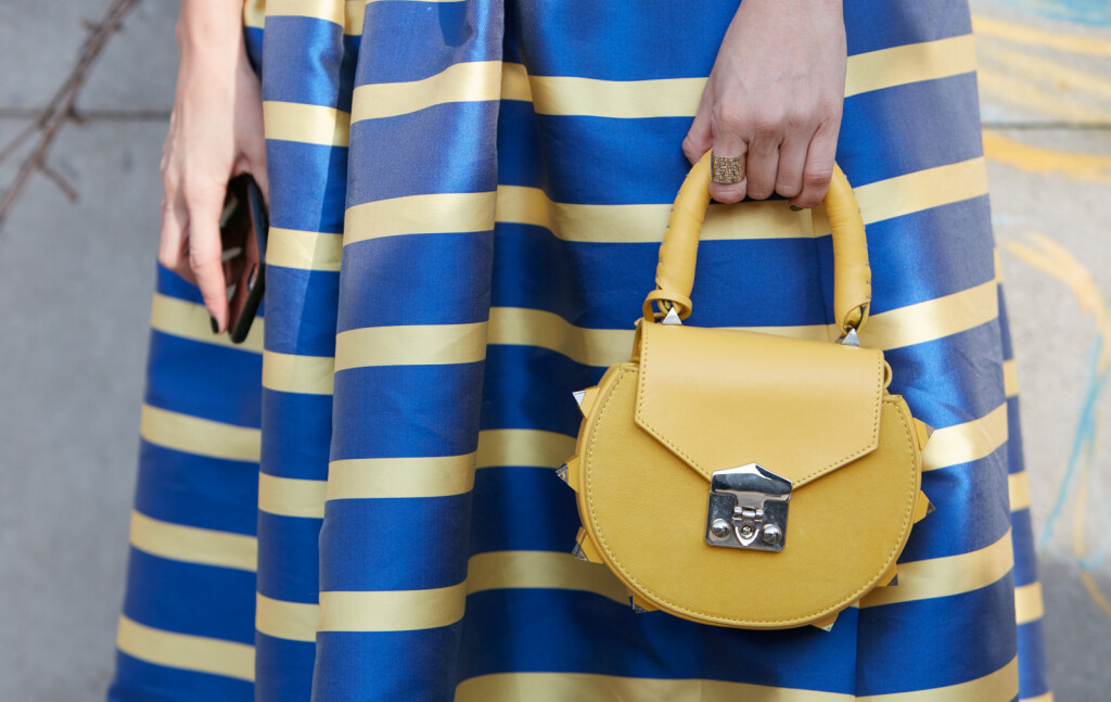 Žena u prugastoj suknji