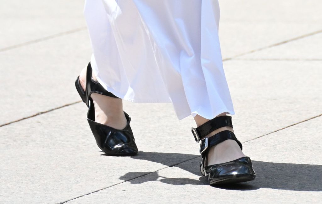 Zagrebačka street stylerica nosi lakirane cipele s otvorenom petom i dva remena