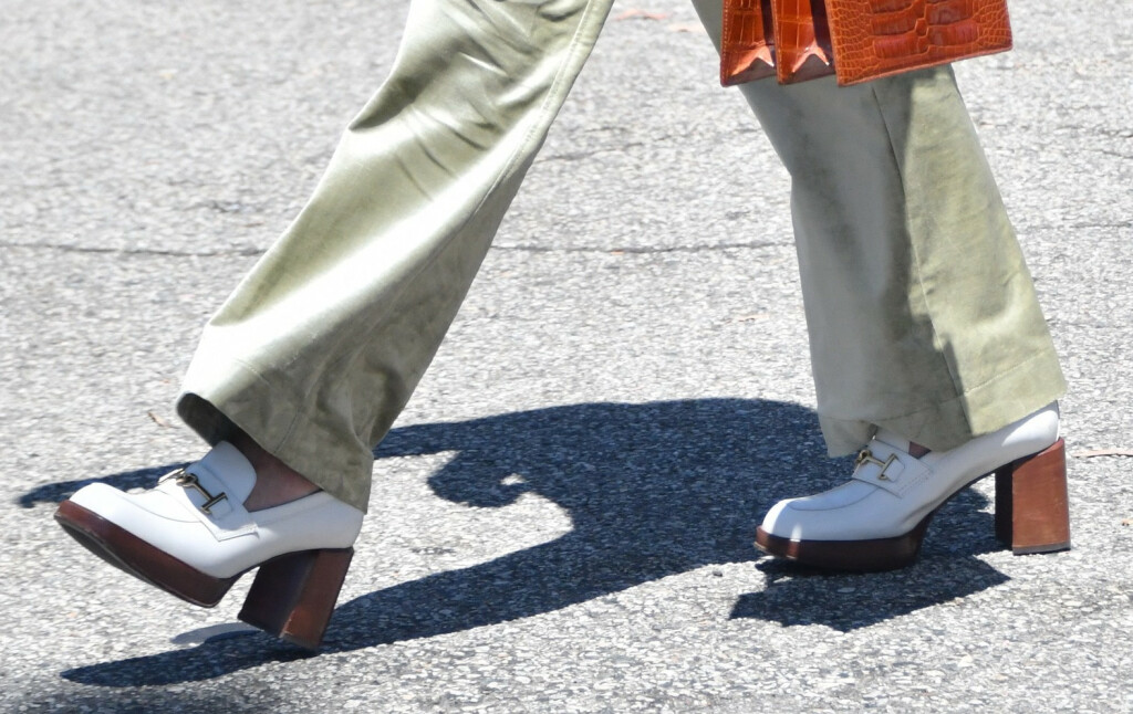 Sharon Stone nosi mokasine s visokom blok petom brenda Tod's