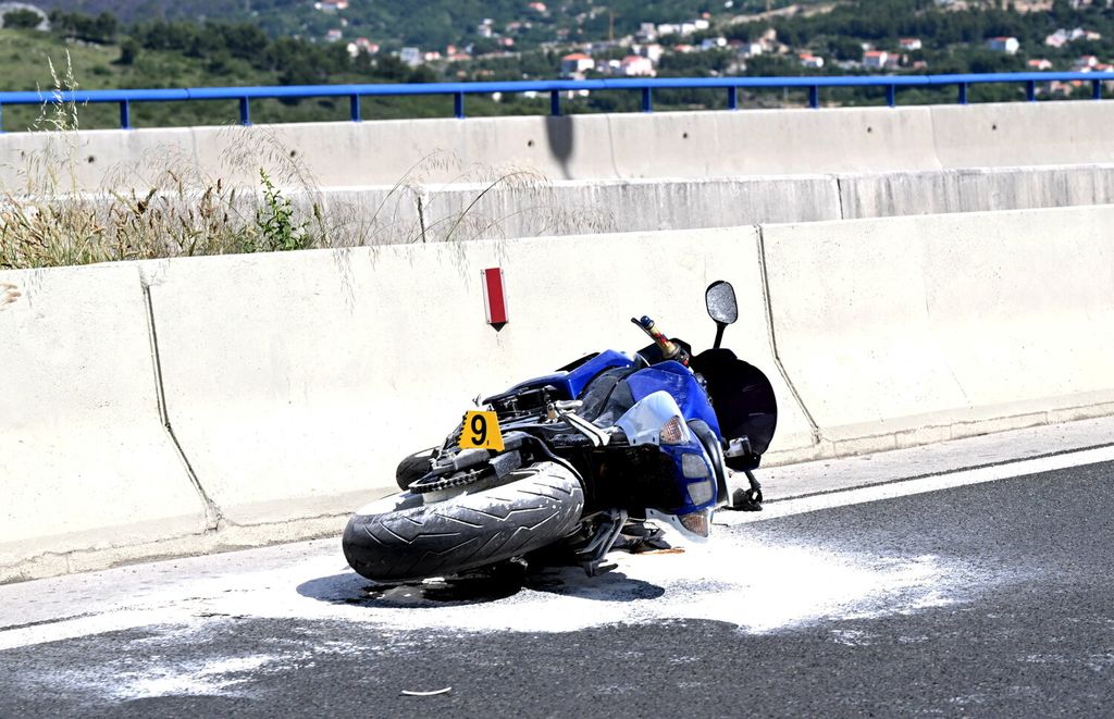 U teškoj prometnoj nesreći na brzoj cesti Solin - Klis poginuo motociklist - 1