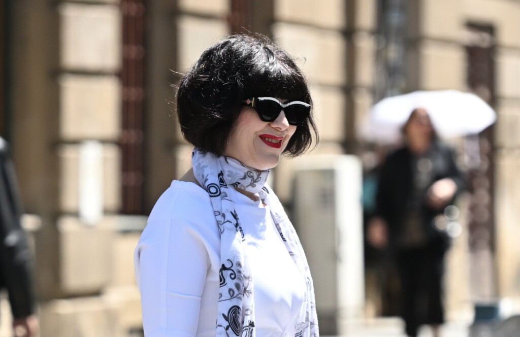 Mirela Holy u bijeloj kombinaciji