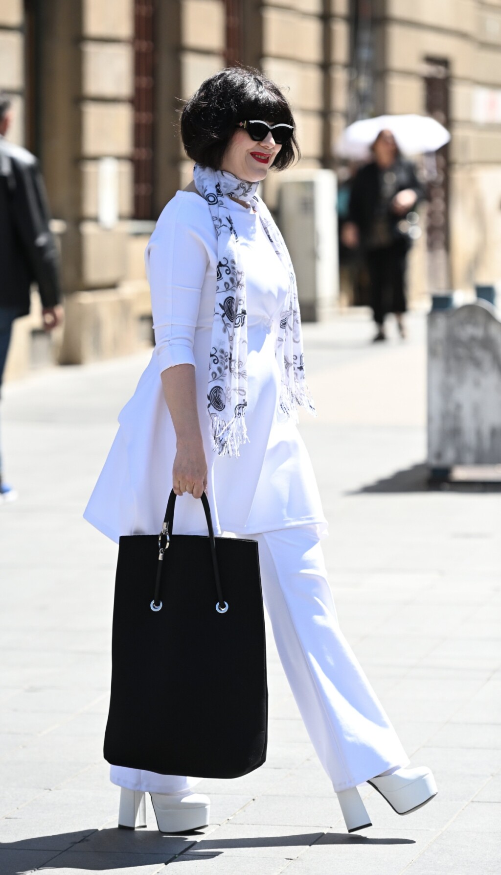 Mirela Holy u bijeloj kombinaciji