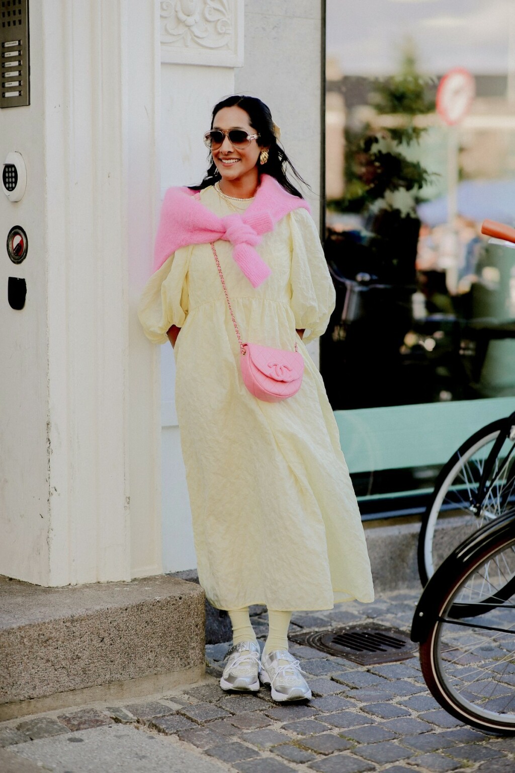 Haljina i tenisice u street style izdanju s Tjedna mode