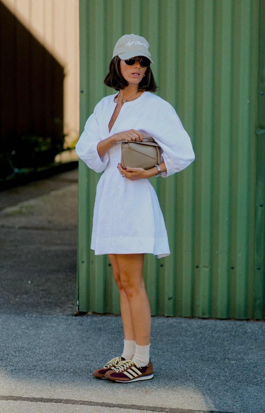 Haljina i tenisice u street style izdanju s Tjedna mode