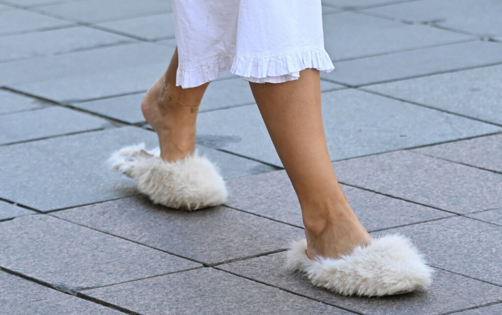 Zagrebački street style u bijeloj haljini i čupavim natikačam