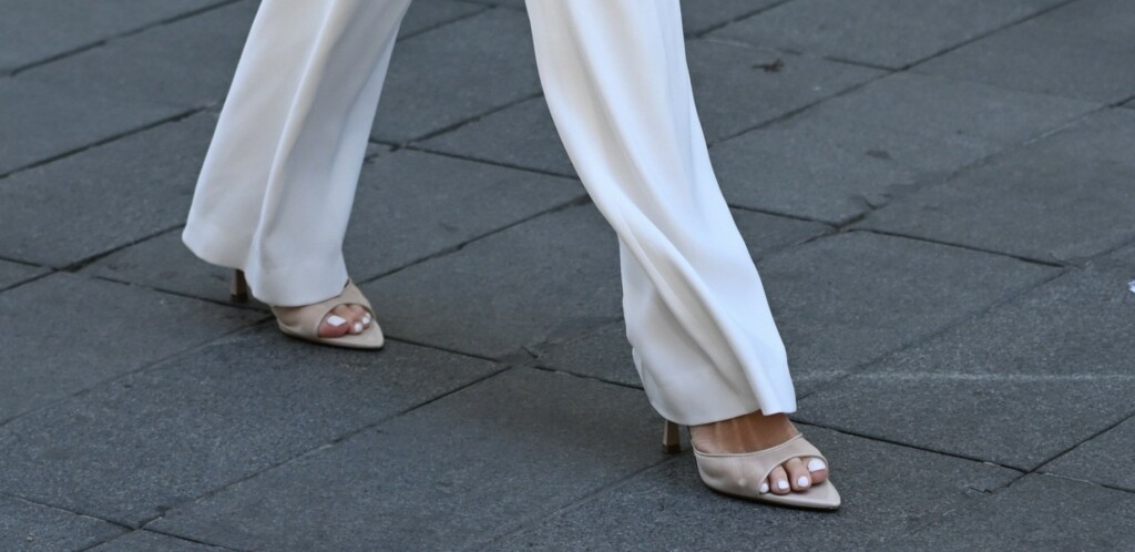 Na nogama je nosila sandale otvorenih prstiju