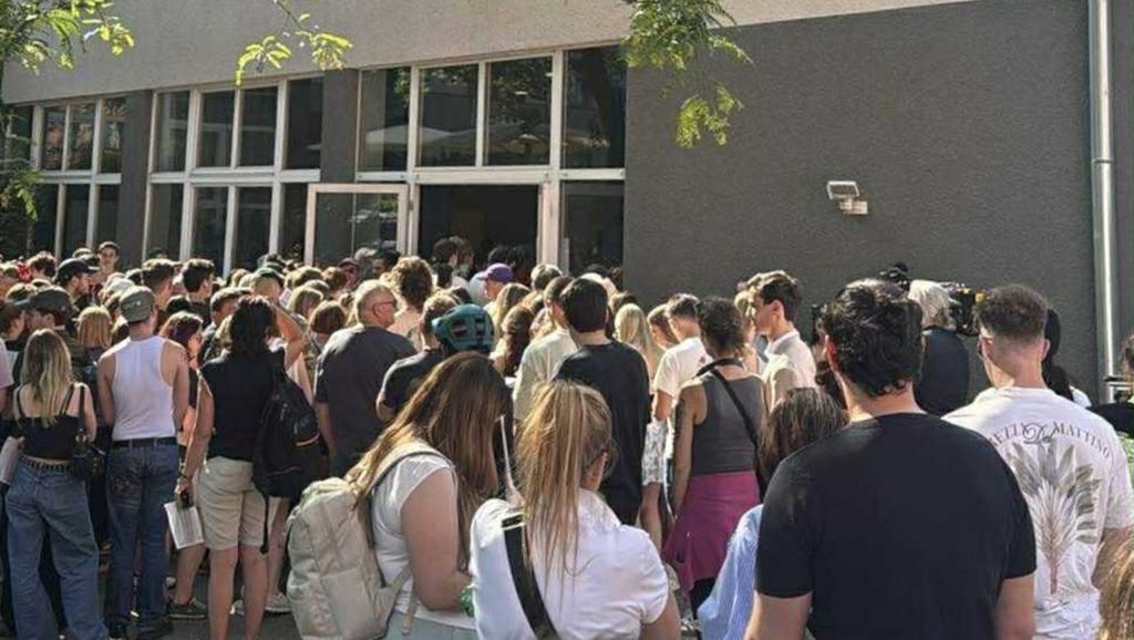 Austrijska policija ispred škole u kojoj se u Grazu dogodila pucnjava