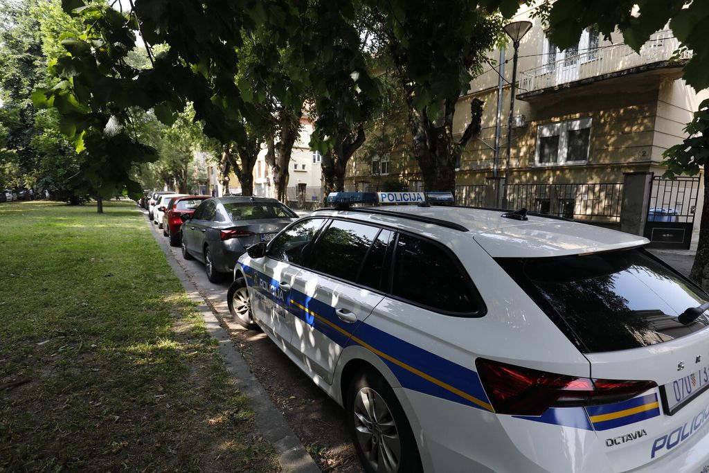 Policija ispred kuće Josipa Škorića - 9