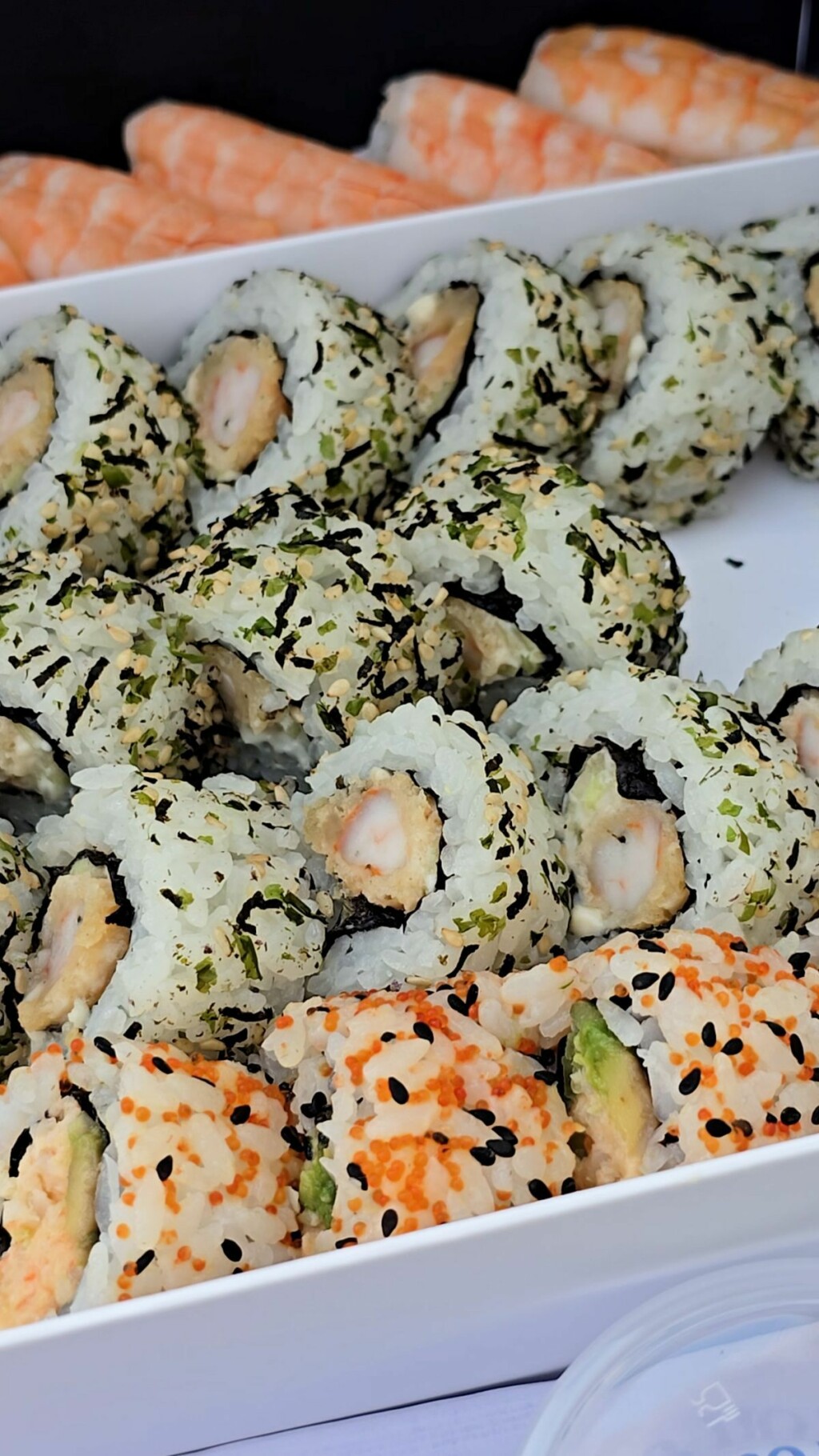 Kombinirajte sushi uz lagana, rashlađena pića