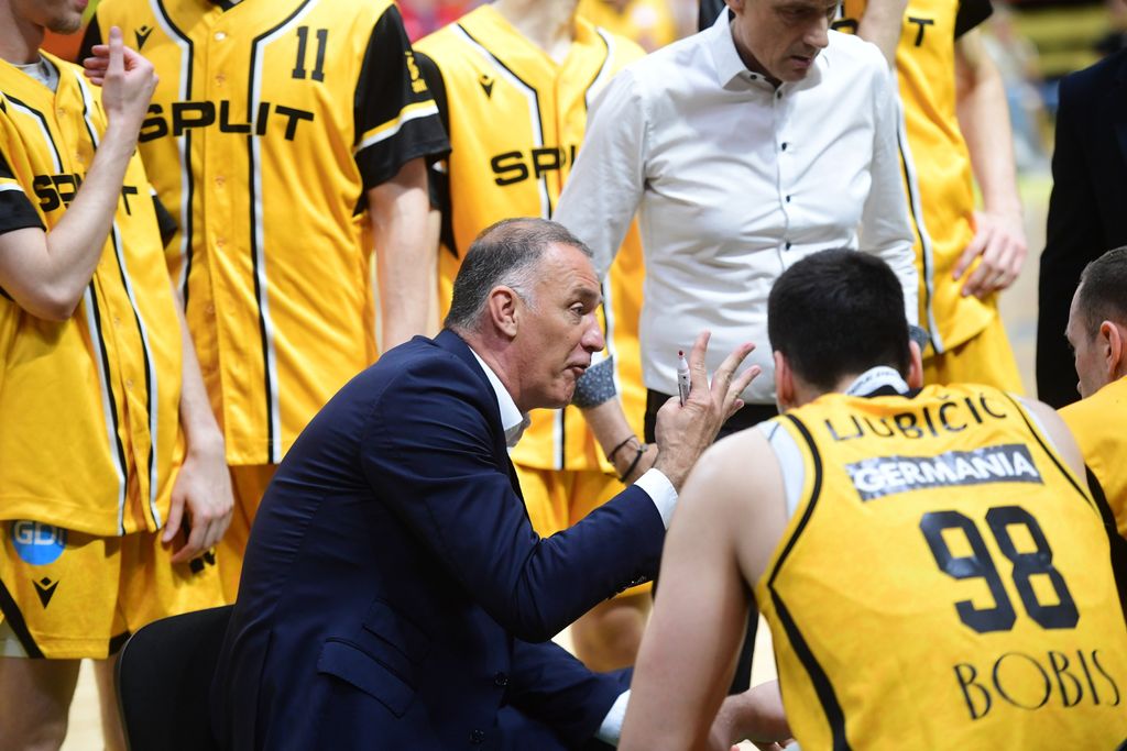 Veljko Mršić i igrači Splita