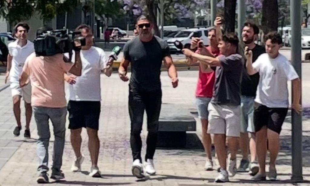 Andy Bara okružen novinarima u Barceloni