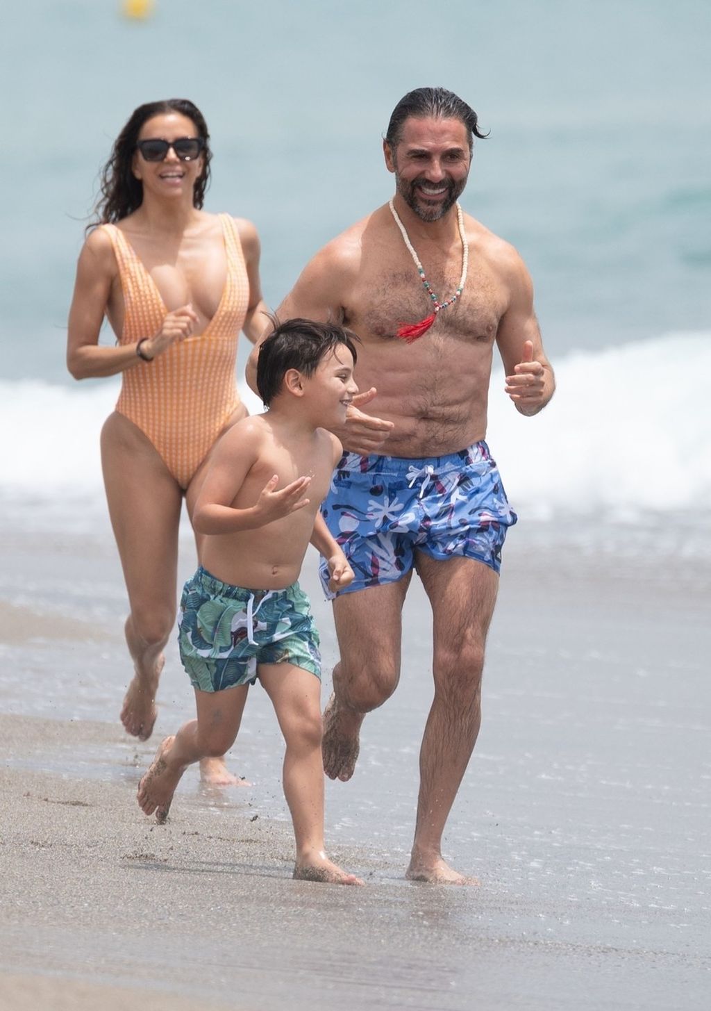 Eva Longoria sa suprugom i sinom na plaži - 1