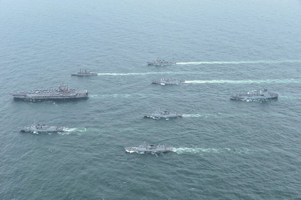 USS Nimitz u pratnji japanskih i korejskih brodova