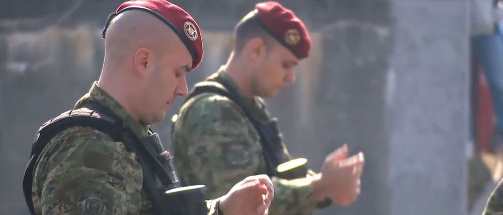 Pod povečalom i vojnik iz Milanovićeva osiguranja - 5