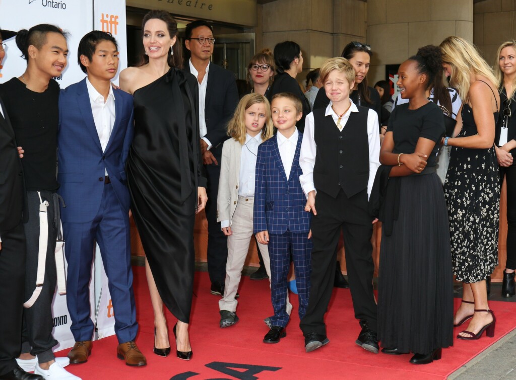 Angelina Jolie s djecom na crvenom tepihu 2017. godine
