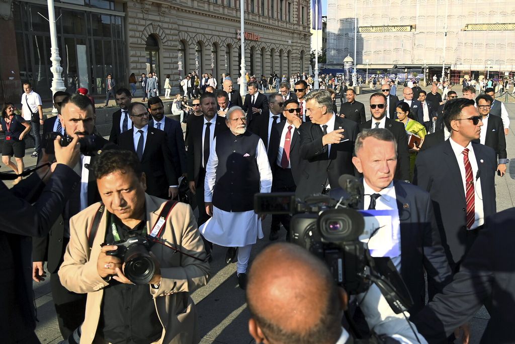 Andrej Plenkovic i Narendra Modi prošetali centrom grada - 15