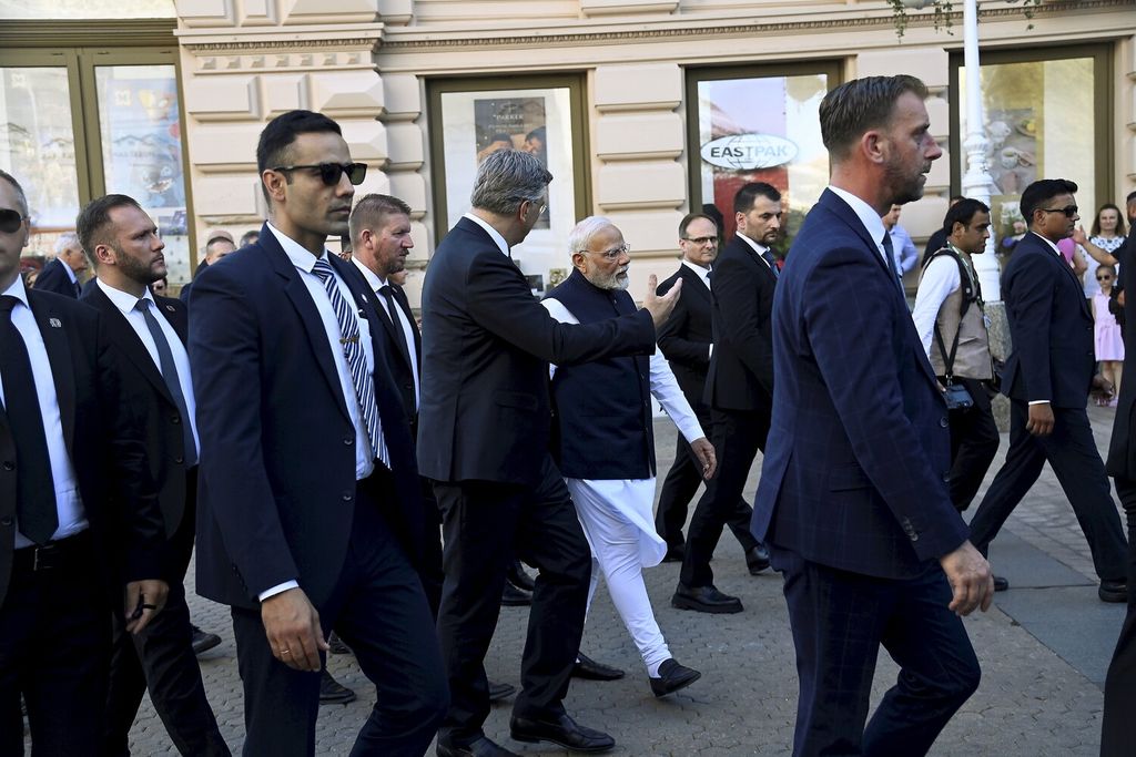 Andrej Plenkovic i Narendra Modi prošetali centrom grada - 24