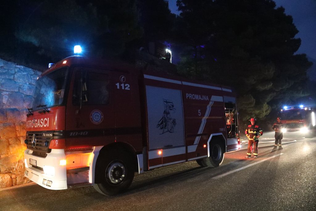 Vatrogasci gase požar u Brelima - 10