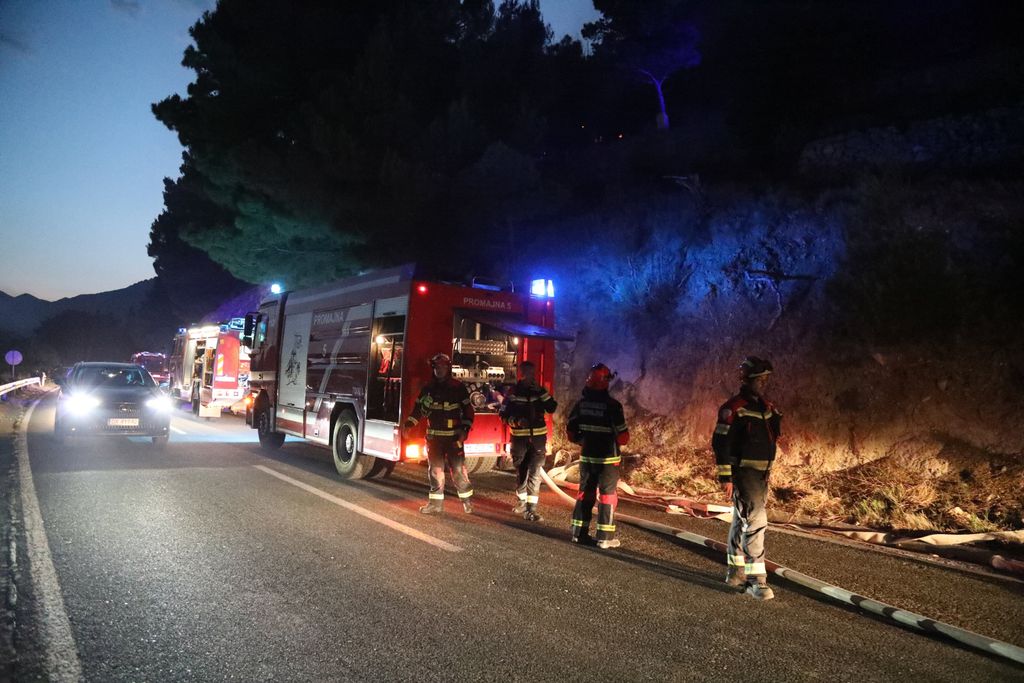 Vatrogasci gase požar u Brelima - 10