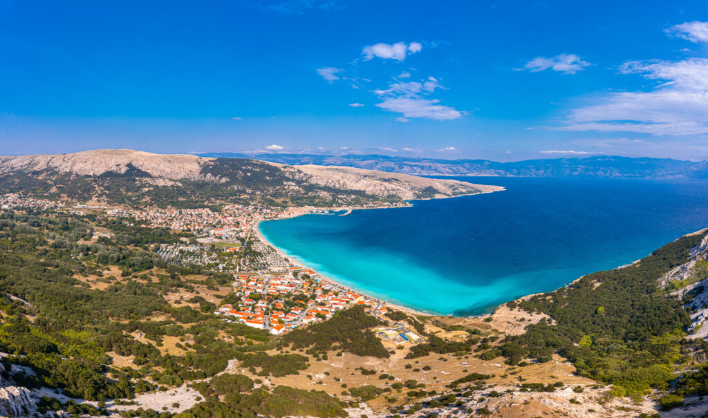 Vela plaža samo je jedna od tridesetak šljunčanih plaža okrenutih kristalno čistom moru u okolici Baške