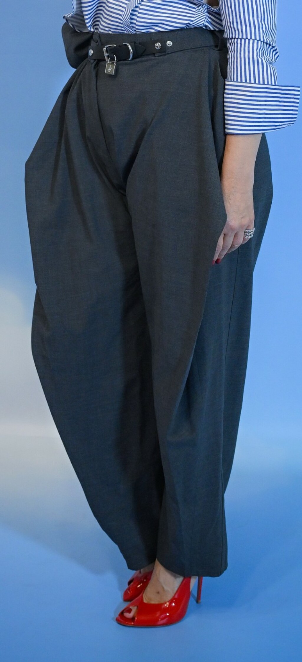 Nina Badrić u štiklama Giuseppea Zanottija i overszize hlačama u HNK-u 2025. - 2