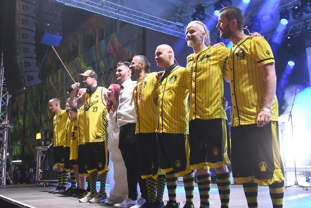 Mladenci na koncertu Dubioze kolektiv