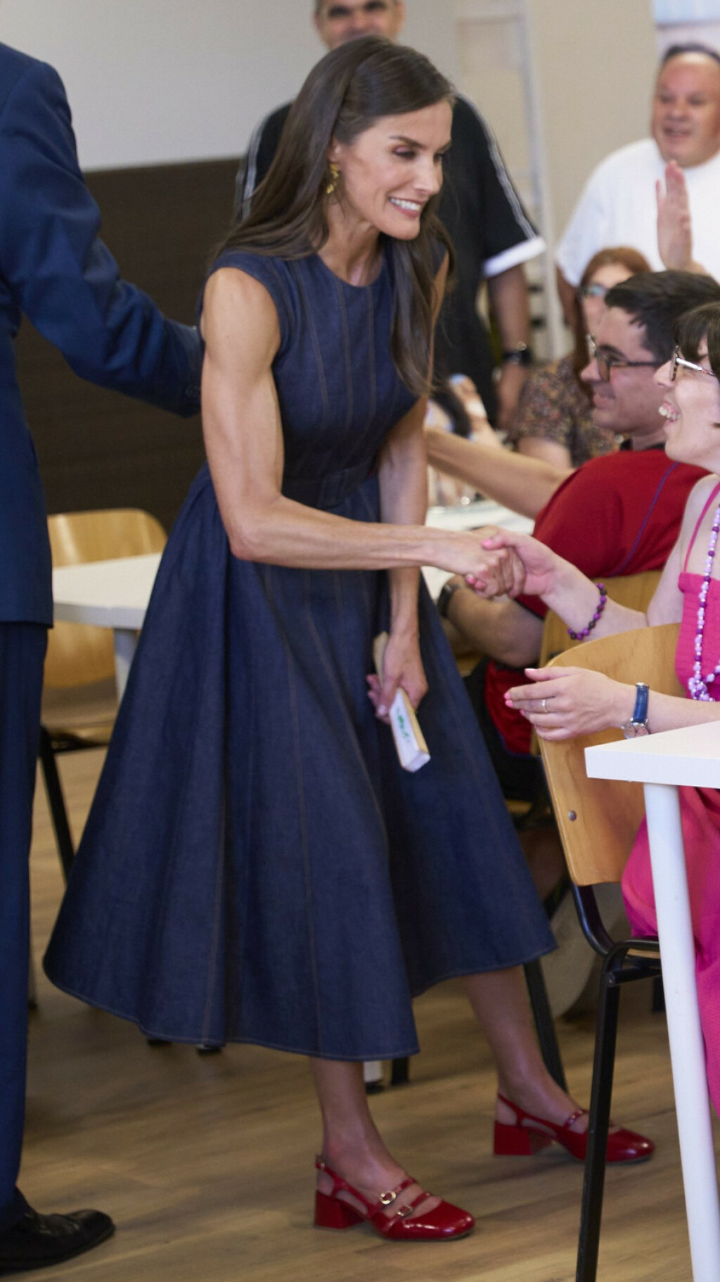 Kraljica Letizia u traper haljini i crvenim cipelama - 4