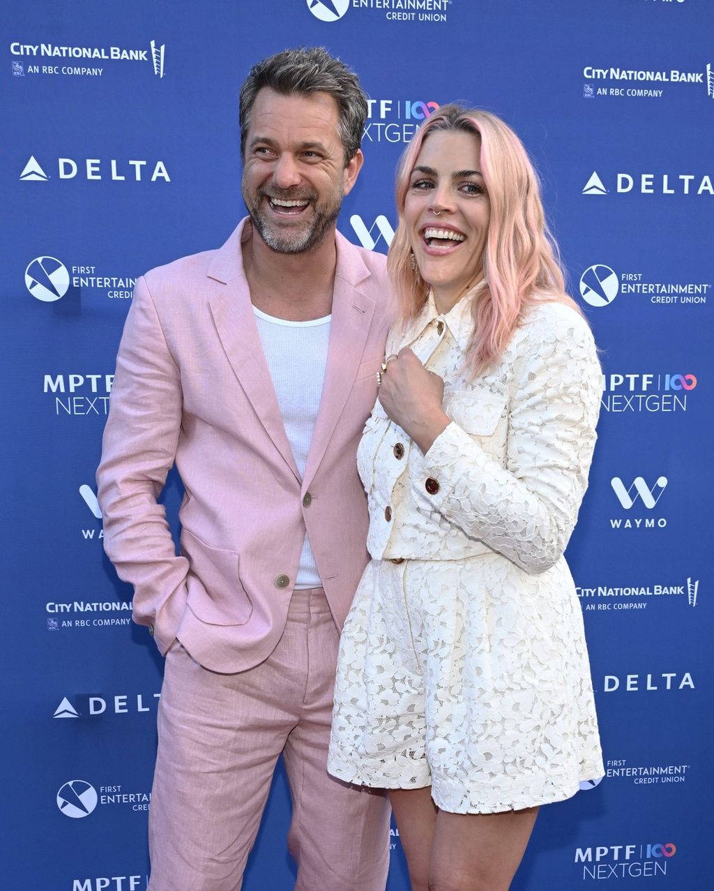 Joshua Jackson i Busy Philipps - 1