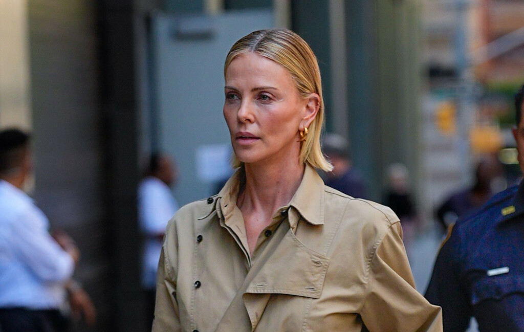 Charlize Theron u širokim bijelim hlačama savršenima za ljeto - 5