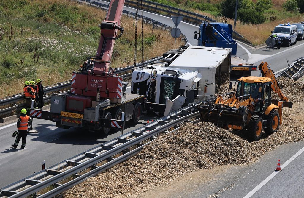 Kamion se prevrnuo na zagrebačkoj obilaznici, teret se rasuo po cesti - 1