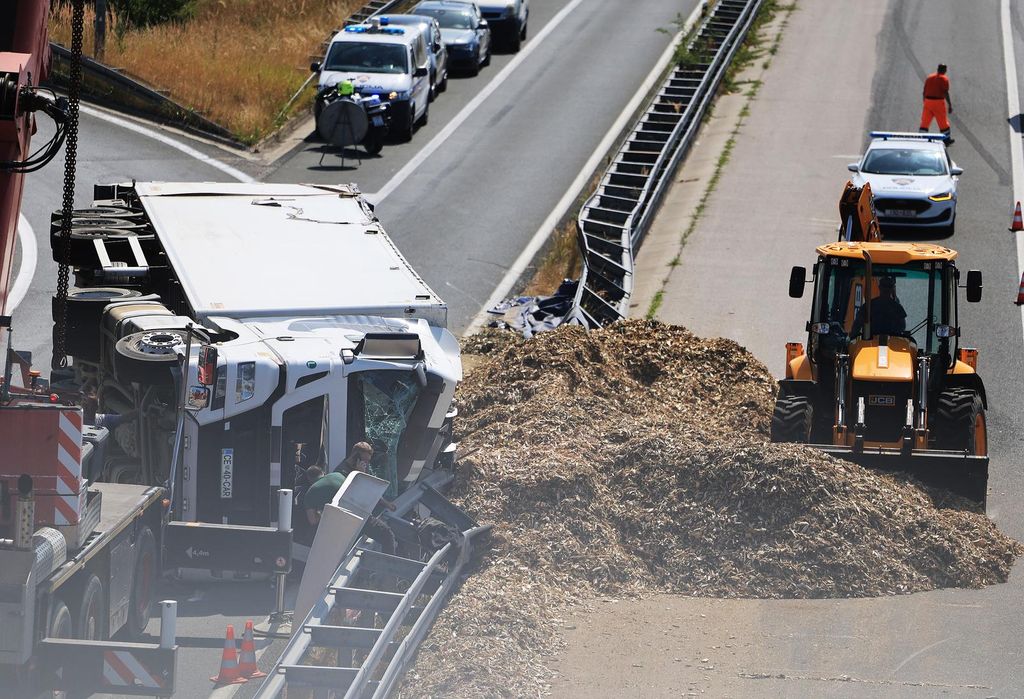Kamion se prevrnuo na zagrebačkoj obilaznici, teret se rasuo po cesti - 1