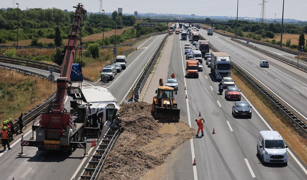 Kamion se prevrnuo na zagrebačkoj obilaznici, teret se rasuo po cesti - 1