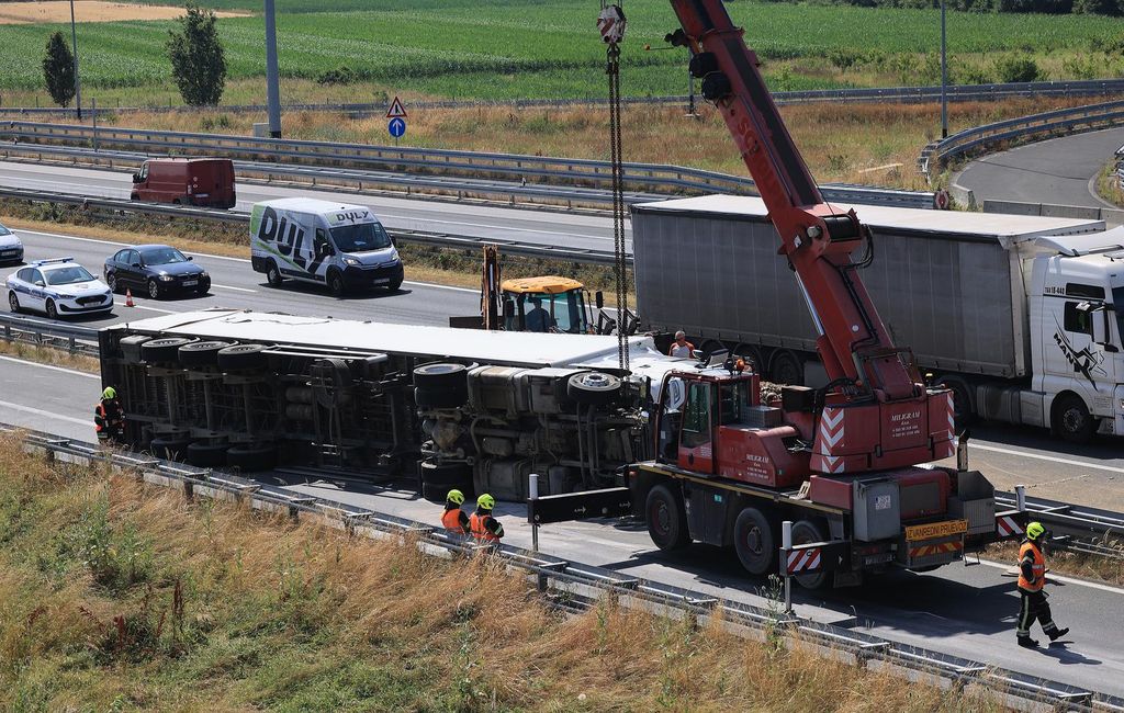 Kamion se prevrnuo na zagrebačkoj obilaznici, teret se rasuo po cesti - 1