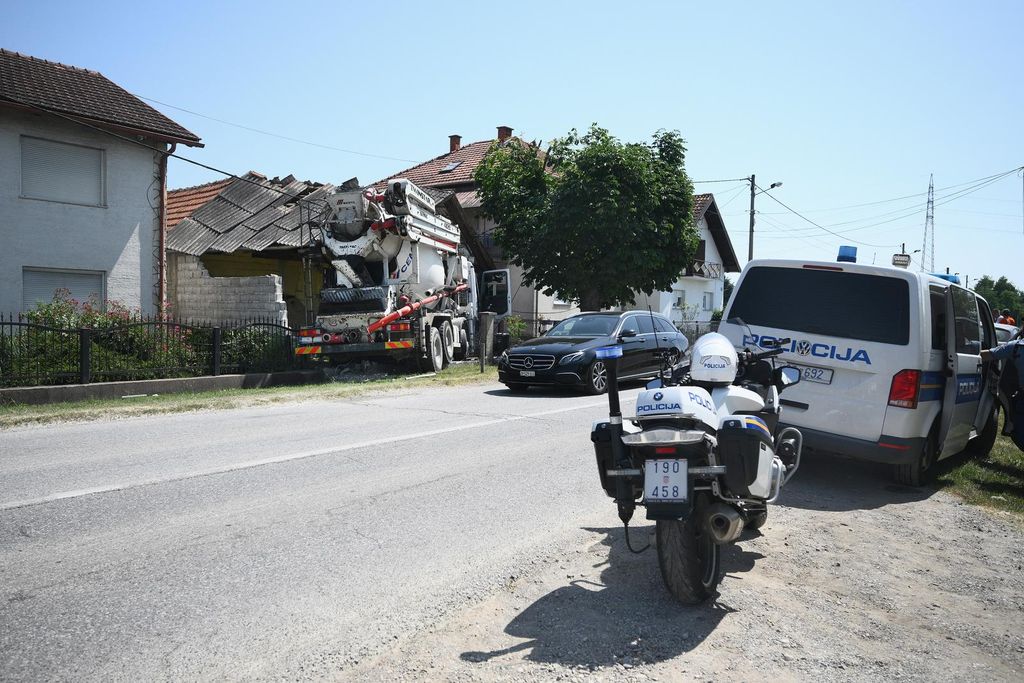 Kamion se zabio u kuću u Botincu - 3