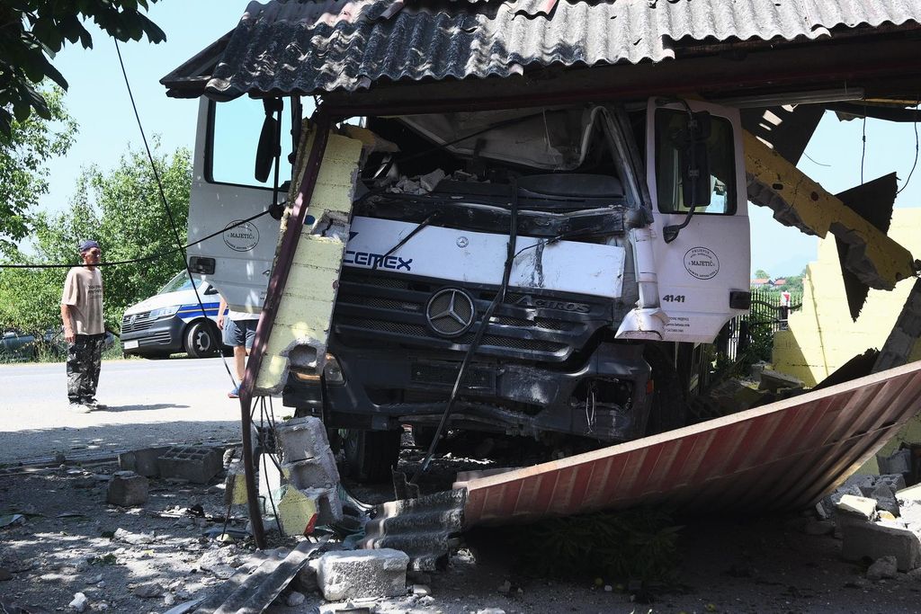 Kamion se zabio u kuću u Botincu - 3