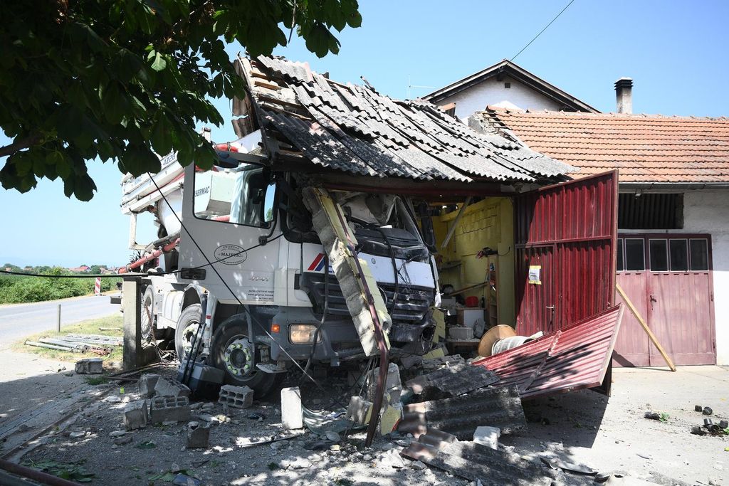 Kamion se zabio u kuću u Botincu - 3