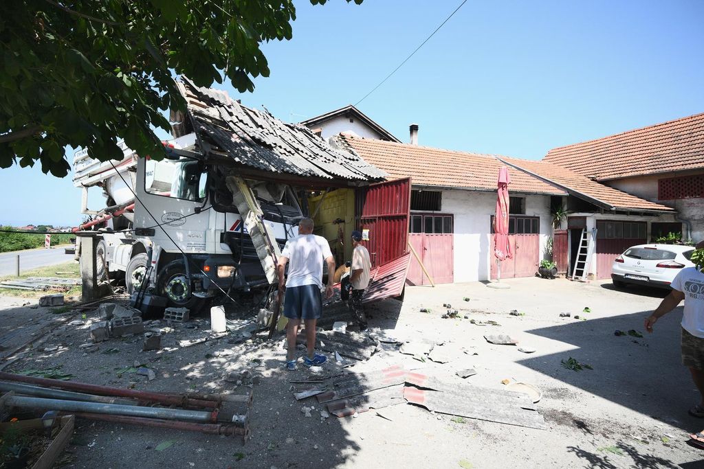 Kamion se zabio u kuću u Botincu - 3