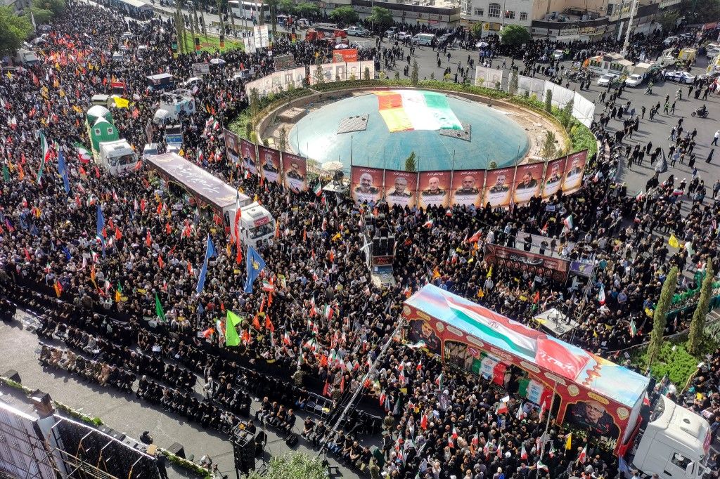 Deseci tisuća Iranaca okupilo se na pogrebu ubijenih generala - 3