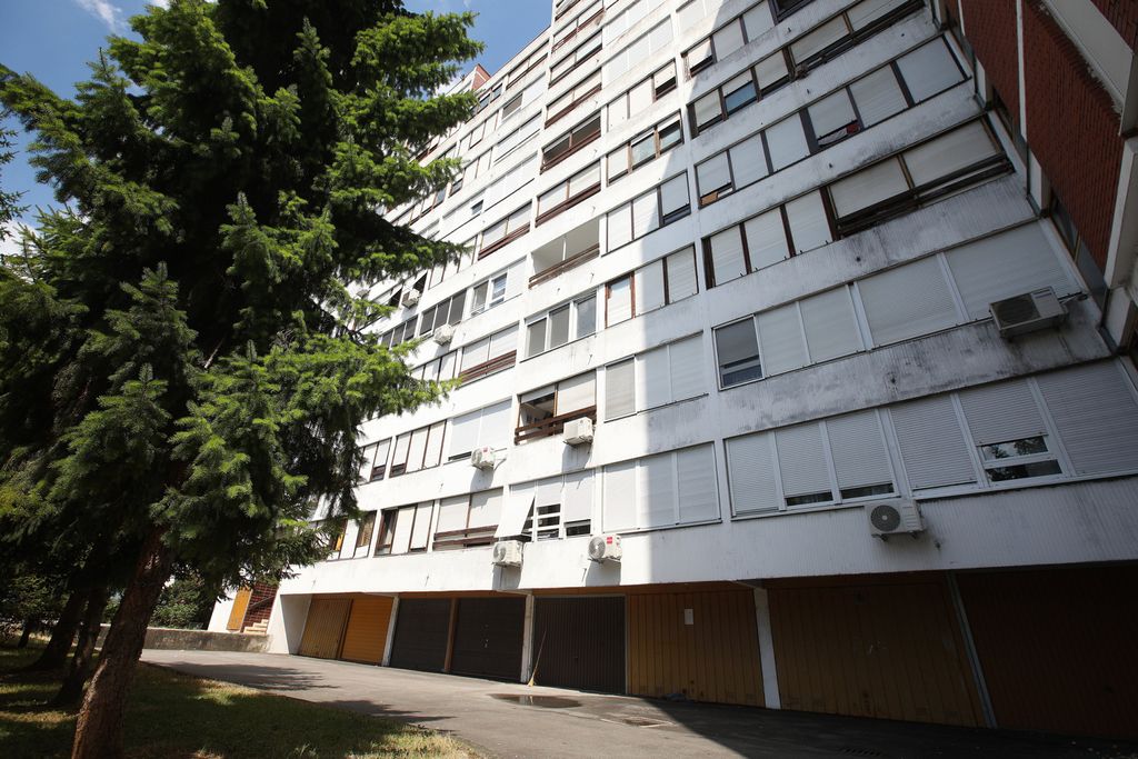 Žena pala s balkona u Prečkom i poginula - 3