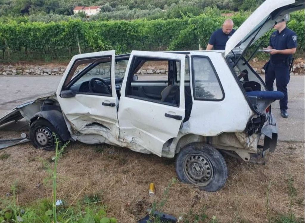 Automobil u kojem se vozilo 10 osoba