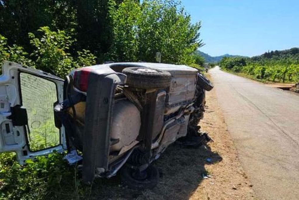 Automobil u kojem se vozilo 10 osoba